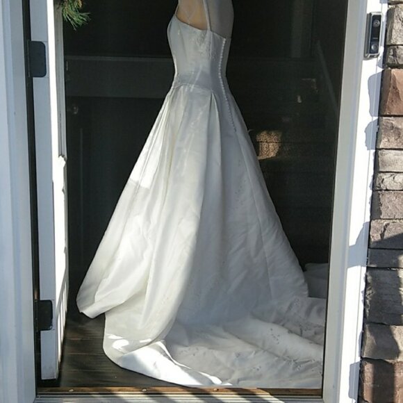 Off-White Beaded Strap Wedding Gown with Train – Size 10 | Divas & Queens - Picture 7 of 14